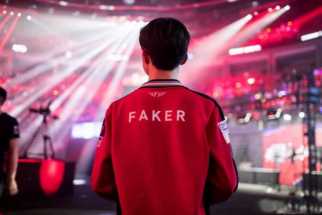 紧随其后的 紧随其后的